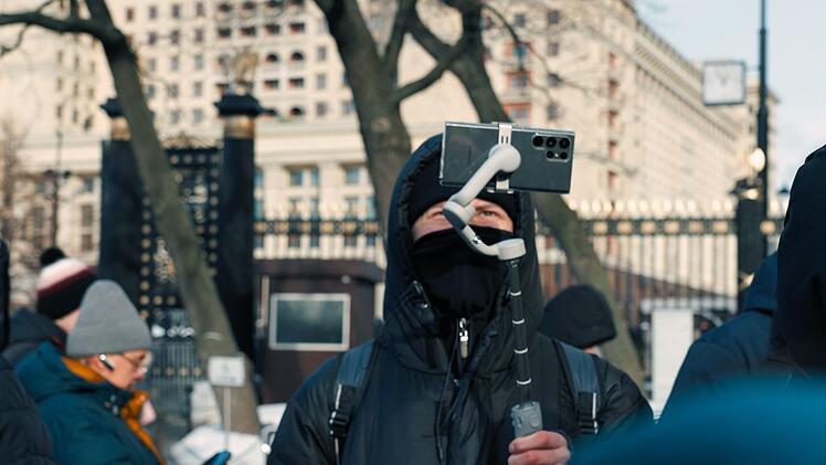 Vermummte Mitarbeiter des russischen "Zentrums zur Extremismusbek&auml;mpfung" auf einer Antikriegs-Kundgebung in Moskau. Der Staat &uuml;berwacht alle, die er f&uuml;r gef&auml;hrlich h&auml;lt.