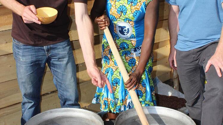 Urban Winkler von der Klosterbrauerei (oben links) und Ralph Stockum von der Lindenbräu schauten Ine Kam bei der Zubereitung von Hirsebier zu.