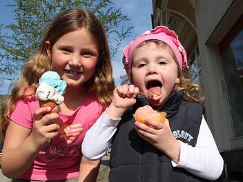 Die Schwestern Alina und Milena sind aus Oberbach gekommen, um ihren Opa zu besuchen. Der stellt beim Frühlingsmarkt nämlich aus. Fotos: Ulrike Müller