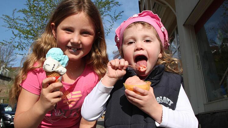 Die Schwestern Alina und Milena sind aus Oberbach gekommen, um ihren Opa zu besuchen. Der stellt beim Frühlingsmarkt nämlich aus. Fotos: Ulrike Müller