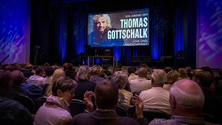 Die Spannung steigt, gleich geht's los in der ausverkauften Stadthalle. Foto: Nicolas Armer / dpa
