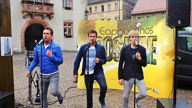 Der Wochenmarkt wurde zum Musikantenstadl: Michèl, René und Peter (von links) bei ihrem kurzen Konzert. Foto: Gerd Schaar