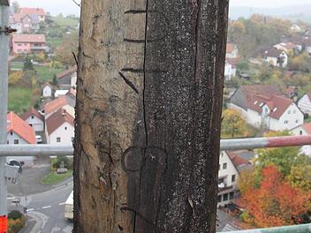 In den sogenannten "Kaiserstil" wurde das Datum der letzten, größereren Reparaturarbeiten eingraviert. Foto: Arnold Nöth
