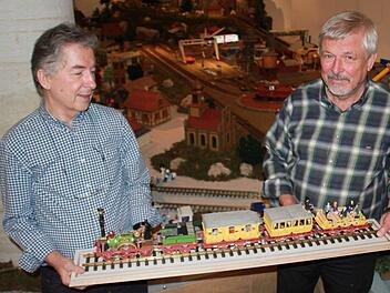 Bernhard Dunkel (links) und Gerrit Imig zeigen das Adler-Modell, eine der Attraktionen der diesjährigen Eisenbahn-Ausstellung in der Forchheimer Kaiserpfalz. Foto: Ekkehard Roepert