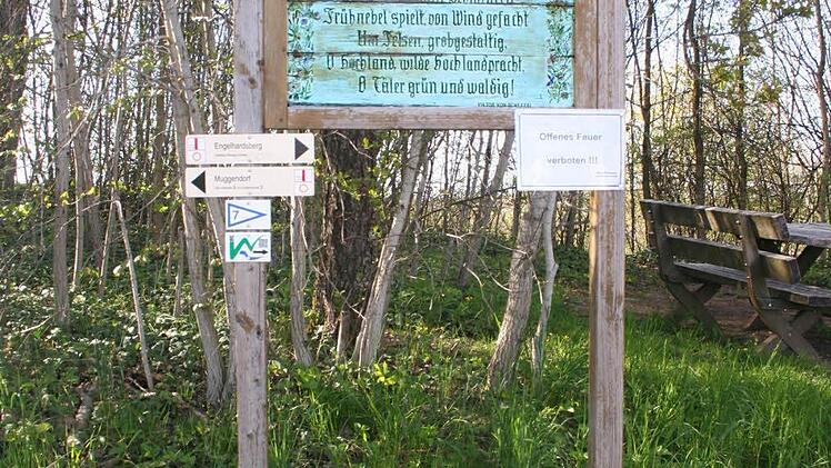 Der aktuelle Standort der Scheffeltafel am Wanderparkplatz in Engelhardsberg Foto: Reinhard Löwisch