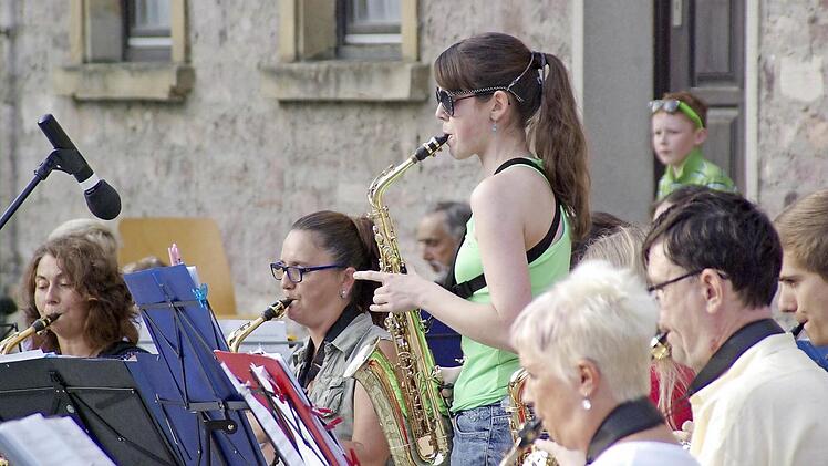 Das Saxophon-Orchester der Bayerischen Musikakademie unter Leitung von Kuno Holzheimer gratulierte der Stadt zu ihrem Jubiläum mit einem zweistündigen Musik-Event.  Fotos: Winfried Ehling