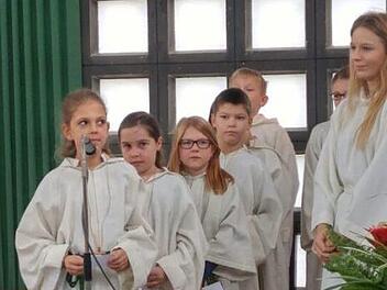 die neuen Ministranten mit rechts Ausbilderin Oberministrantin Theresa Knauer Foto: Heidi Amon             