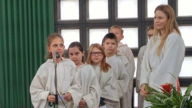 die neuen Ministranten mit rechts Ausbilderin Oberministrantin Theresa Knauer Foto: Heidi Amon             