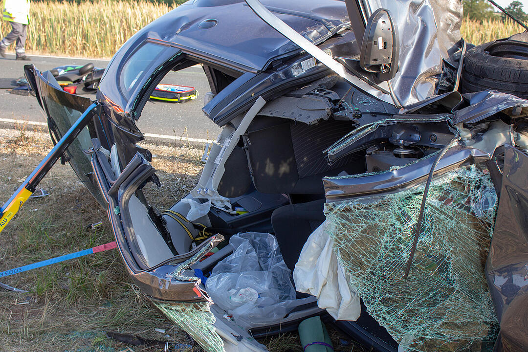 Nach Frontalcrash mit drei Autos: Ein Fahrzeug landet im Maisfeld