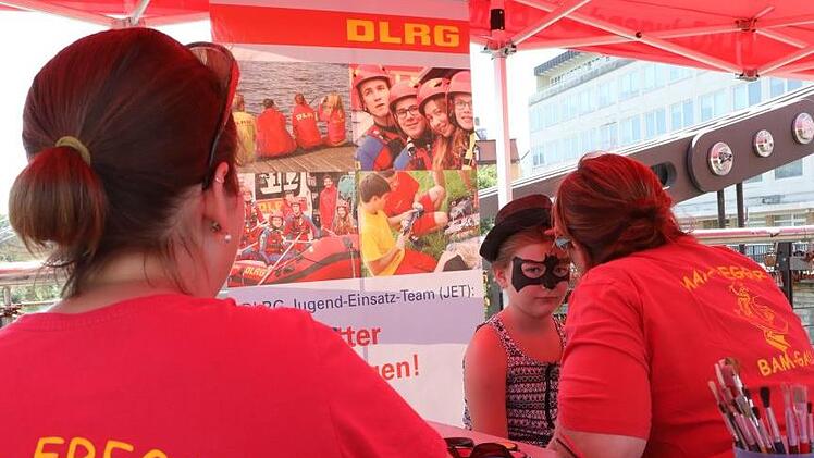 Bei der DLRG wurden M&auml;dchen und Jungs geschminkt.  Foto: Barbara Herbst