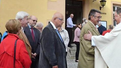 Die Gläubigen standen vor dem Kronacher Kloster Schlange, um sich persönlich von Pater Pieper zu verabschieden.