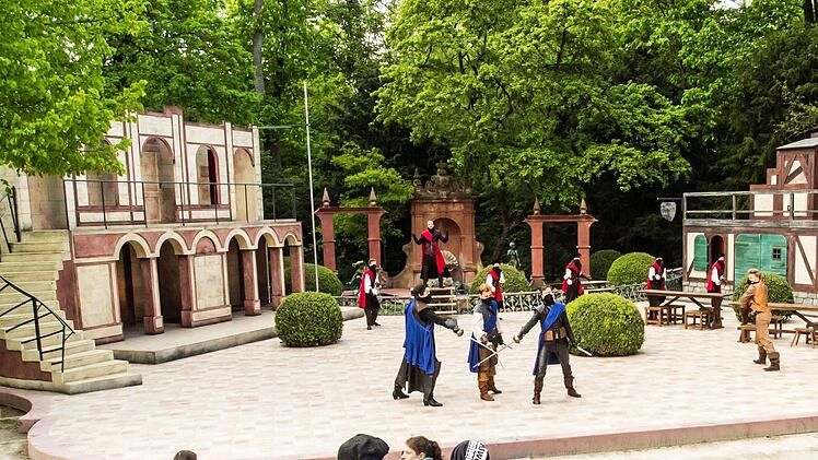 Proben-Impressionen: "Die drei Musketiere" feiern am Samstag Premiere auf der Freiluftbühne des Landestheaters Coburg rund um den Herzog-Alfred-Brunnen.Foto: Jochen Berger
