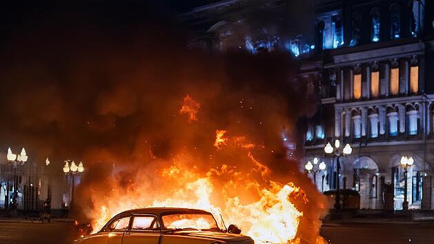 Brennender Oldtimer auf B8 in Kitzingen