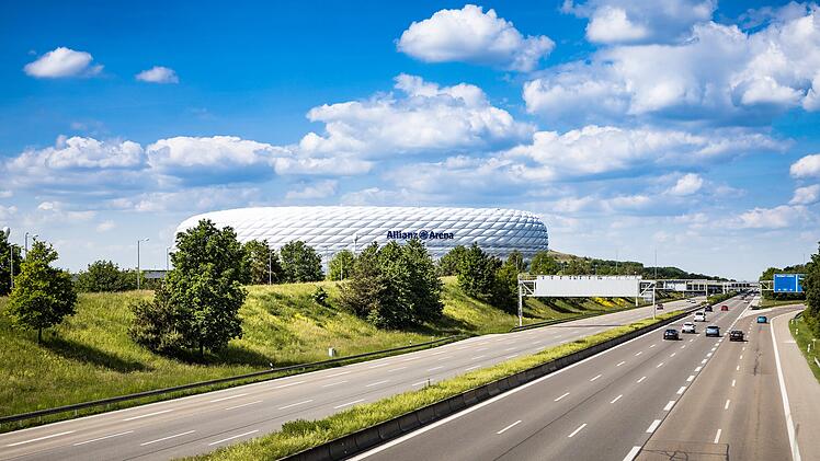 Munich, Germany - May 21, 2020: Viewing to the Allianz Arena Soccer stadium from a bridge over the Motorway (Autobahn) A9 with cars passing by.Munich, Germany - May 21, 2020: Viewing to the Allianz Arena Soccer stadium from a bridge over the Motorway (Autobahn) A9 with cars passing by.  von Andreas Prott