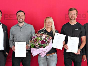 Gesch&auml;ftsf&uuml;hrer Dr. Abassin Aryobsei (von links), Sebastian Sch&ouml;lzke, Andrea Reith, Sebastian Borst und Gesch&auml;ftsf&uuml;hrer Peter Mayr bei der Gratulation zum Betriebsjubil&auml;um und der &Uuml;bergabe der IHK-Ehrenurkunden bei Permatec in Euerdorf.Daniel Sche...