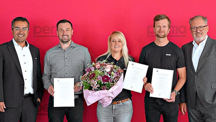 Gesch&auml;ftsf&uuml;hrer Dr. Abassin Aryobsei (von links), Sebastian Sch&ouml;lzke, Andrea Reith, Sebastian Borst und Gesch&auml;ftsf&uuml;hrer Peter Mayr bei der Gratulation zum Betriebsjubil&auml;um und der &Uuml;bergabe der IHK-Ehrenurkunden bei Permatec in Euerdorf.Daniel Sche...