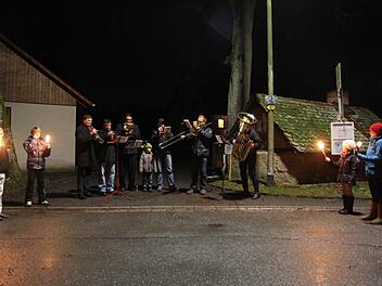 An den vergangenen Feiertagen rief eine Bläsergruppe des Ortes die Geisdorfer anstatt des Läutens dreimal täglich zum Gebet. Morgens und Abends sorgten Kinder mit Fackeln für eine stimmungsvolle Atmosphäre. Foto: Michael Gründel