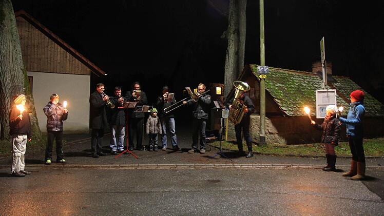 An den vergangenen Feiertagen rief eine Bläsergruppe des Ortes die Geisdorfer anstatt des Läutens dreimal täglich zum Gebet. Morgens und Abends sorgten Kinder mit Fackeln für eine stimmungsvolle Atmosphäre. Foto: Michael Gründel