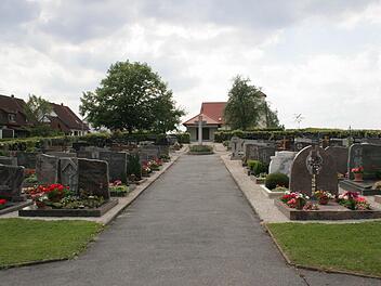 Staunässe in den Gräbern sorgt für lange Liegezeiten am Kleinsendelbacher Friedhof. Die Gemeinde sucht nach einer Lösung. Foto: fra-press
