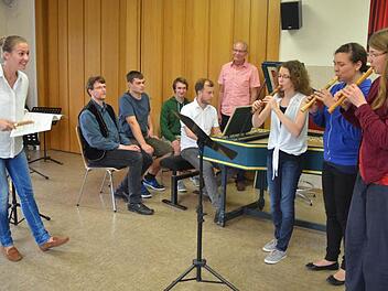 Beim Blockflöten- und Cembalo-Lehrgang an der Berufsfachschule für Musik Oberfranken in Kronach: Mit im Bild sind Dozentin Silvia Müller (links, Blockflöte), Dozent Christoph Dittmar (Cembalo) und Schulleiter Andreas Wolf (stehend). Foto: K.- H. Hofmann