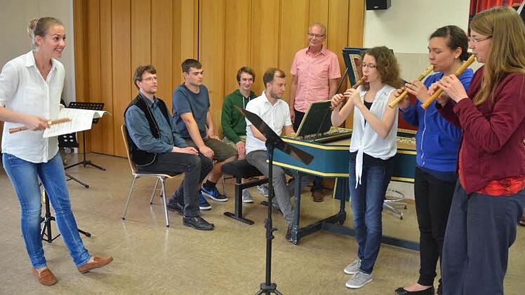 Beim Blockflöten- und Cembalo-Lehrgang an der Berufsfachschule für Musik Oberfranken in Kronach: Mit im Bild sind Dozentin Silvia Müller (links, Blockflöte), Dozent Christoph Dittmar (Cembalo) und Schulleiter Andreas Wolf (stehend). Foto: K.- H. Hofmann