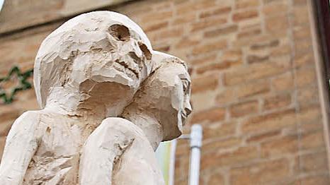 Die Holzplastik "Der Tod und das Mädchen" von Helmut Osterlänger ist derzeit noch in der Kunstausstellung der Kulturinitative in der Alten Darre neben dem Staffelsteiner Stadtturm zu sehen. Foto: Matthias Einwag