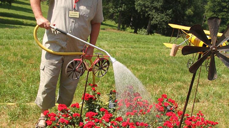 Lars Bornemann wässerte seine Rosen immer wieder zwischendurch. Foto: Sonja Adam