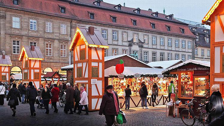 Archivbild vom Bamberger Weihnachtsmarkt auf dem Maxplatz. Geht er künftig in einen "Wintermarkt" über? Foto: RiegerPress