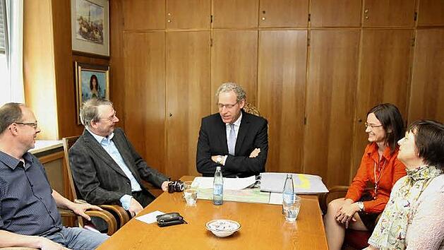 Martin Sehring, Thomas Eschler, Bürgermeister German Hacker, Andrea Winkelmann und Margit Denk bei der Verabschiedung im Arbeitszimmer des Bürgermeisters Foto: Richard Sänger