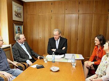 Martin Sehring, Thomas Eschler, B&uuml;rgermeister German Hacker, Andrea Winkelmann und Margit Denk bei der Verabschiedung im Arbeitszimmer des B&uuml;rgermeisters Foto: Richard S&auml;nger