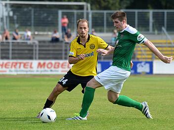 Marius Strangl (links) setzte mit dem 5:0 den Schlusspunkt beim 1. FC N&uuml;rnberg II. Foto: Peter Mularczyk