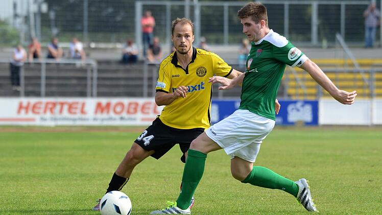 Marius Strangl (links) setzte mit dem 5:0 den Schlusspunkt beim 1. FC N&uuml;rnberg II. Foto: Peter Mularczyk