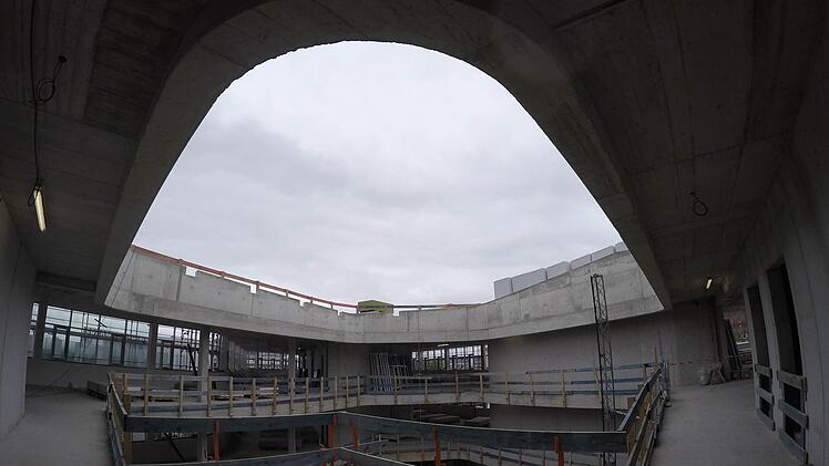 Das Atrium im Neubau des Landratsamts Erlangen-Höchstadt machte beim Richtfest Eindruck. Rund 40 Millionen Euro soll der Bau kosten. Foto: Christian Bauriedel