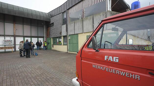 Einsatz in Elfershausen: In dieser Werkshalle fand am Donnerstag die Schaeffler-Betriebsversammlung statt, unter Ausschluss der Öffentlichkeit. Die Mitarbeiter waren vor drei Wochen über die drohende Schließung des Standortes zum Jahresende 2017 informiert worden. Foto: Siegfried Farkas
