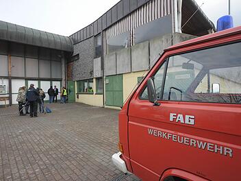 Einsatz in Elfershausen: In dieser Werkshalle fand am Donnerstag die Schaeffler-Betriebsversammlung statt, unter Ausschluss der &Ouml;ffentlichkeit. Die Mitarbeiter waren vor drei Wochen &uuml;ber die drohende Schlie&szlig;ung des Standortes zum Jahresende 2017 informiert worden. Foto: Siegfried Farkas