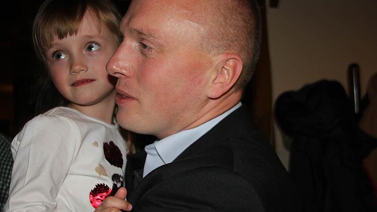 Amelie mit Papa und Bürgermeister Thomas Löffler. Foto: Veronika Schadeck