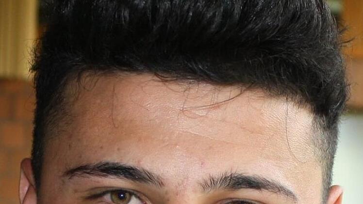 "Ich lerne hier in der Berufsschule deutsch", freut sich Melad Cholami über die Arbeit in den sieben Berufsintegrationsklassen. Vor zwei Jahren kam er aus Afghanistan nach Deutschland. Der 17-Jährige hat schon große Fortschritte mit der Sprache gemacht, jetzt versucht auch er, einen Ausbildungsplatz zu bekommen. Sein Wunschberuf ist Elektriker, erste Erfahrungen hat er beim Praktikum gesammelt, dass die Schule organisiert hat. Foto: Rasheed Saleh