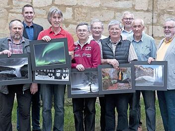 Eugen Schneiderbanger, Bürgermeister Martin Bernreuther, Egid Orth, Gerhard Buberl, Hans Hager, Wolfgang Kern, Herbert Goßler, Friedrich Müller und Klaus Förster (von links) nach der Ehrung Foto: K Müller-Sanke