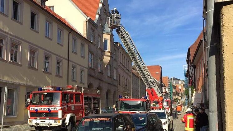 Aufgrund der Rettungsarbeiten musste der Verkehr in der Amtsgerichtsstraße zeitweise ruhen. Foto: Feuerwehr Kronach