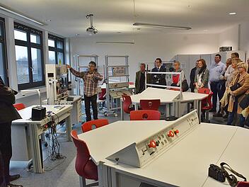 Alles was über das Wissen bei der Elektromobilität notwendig ist, erlernen die Schüler der Jakob-Preh-Berufsschule an den Schulungsgeräten. Das erfuhren die Mitglieder des Ausschusses für Bildung, Schule, Sport und Gesundheit beim Rundgang. Foto: Hanns Friedrich