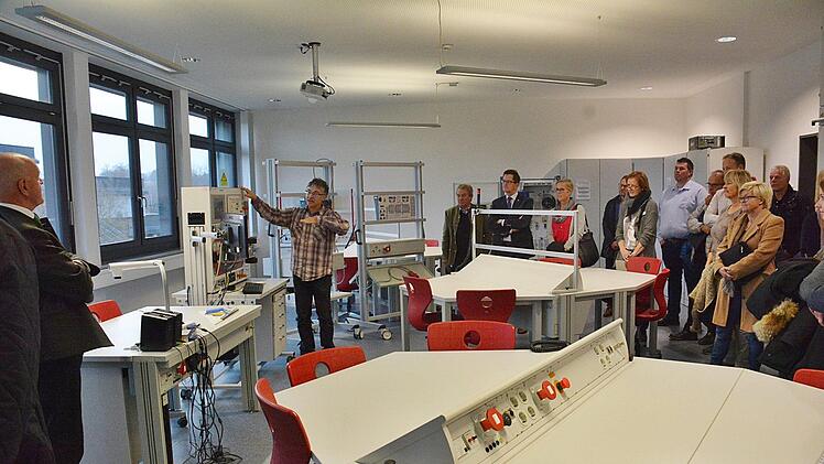 Alles was über das Wissen bei der Elektromobilität notwendig ist, erlernen die Schüler der Jakob-Preh-Berufsschule an den Schulungsgeräten. Das erfuhren die Mitglieder des Ausschusses für Bildung, Schule, Sport und Gesundheit beim Rundgang. Foto: Hanns Friedrich