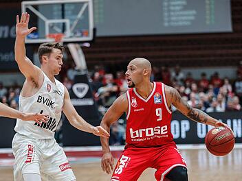 Mit 13 Punkten trug der Ex-W&uuml;rzburger Maurice Stuckey (rechts) zum Bamberger Hinspielsieg &uuml;ber die Unterfranken um deren Topscorer Jordan Hulls bei.Daniel L&ouml;b