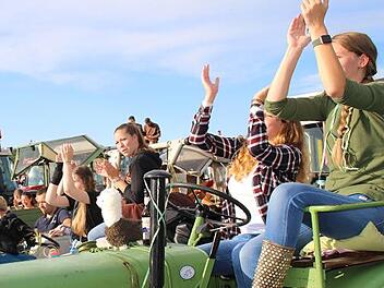Mit Traktoren kamen die Fans im vergangenen Jahr zum Konzert der Dorfrocker nach Schw&auml;rzelbach.