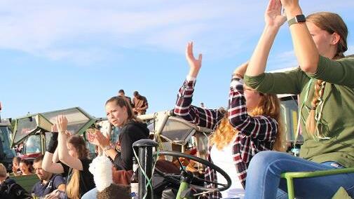 Mit Traktoren kamen die Fans im vergangenen Jahr zum Konzert der Dorfrocker nach Schw&auml;rzelbach.