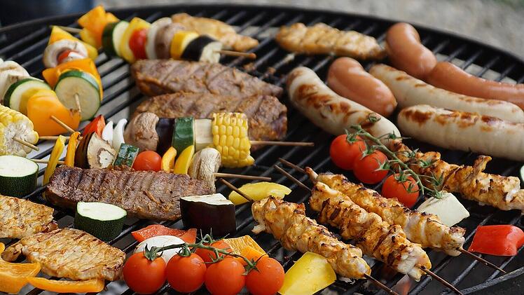 Nicht nur Bratwurst und Steak schmeckt vom Grill, auch Gemüse kannst du super grillen.