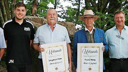 Die Vorsitzenden Michael Manger (von links) und Johannes Nürnberger mit den frisch gebackenen Ehrenmitgliedern Siegbert Fehr und Franz Metz. Daneben die Vorsitzenden Volker Lang und Maximilian Wehner.