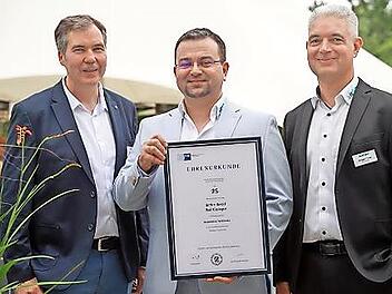 Joachim Hein, Gregor Weyland und Holger Fries (von links) freuten sich über die IHK-Ehrenurkunde.