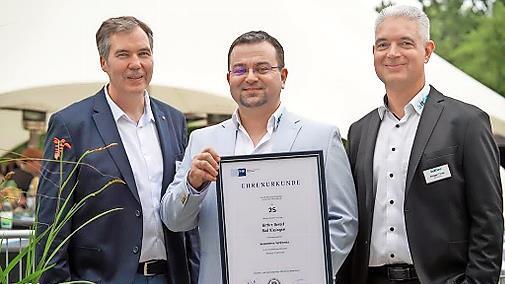 Joachim Hein, Gregor Weyland und Holger Fries (von links) freuten sich über die IHK-Ehrenurkunde.
