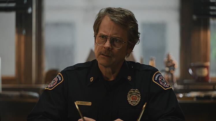 Polizeichef Harvey Englehart (Greg Kinnear) verwaltet nicht nur den Mangel, sondern muss auch die Marotten seiner Ermittler ertragen.