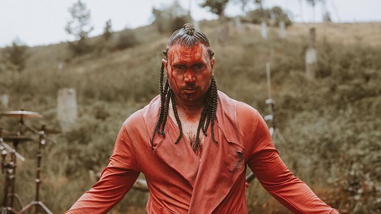 Kr&auml;ftige Symbolsprache: Bela Klentze singt den Friedenssong "Unholy War".